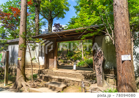 東京の都市風景 等々力渓谷公園 日本庭園 冠木門 78094080