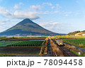 開聞岳の麓をローカル線がゆく 78094458