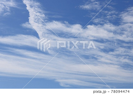 風で流された雲が見せる絵のような風景の写真素材 風で流された雲が見せる絵のような風景の写真素材