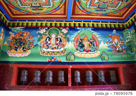 ネパールのエベレスト街道 ナムチェとパクディン間のチベットのタンカとマニ車 78095076