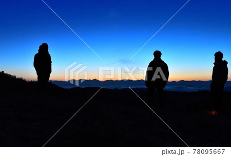朝焼けを望む人々 朝焼けを望む人々 78095667
