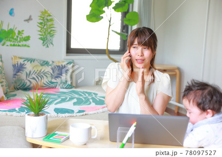 電話で怒られ謝り倒すテレワークの母親と乳児 電話で怒られ謝り倒すテレワークの母親と乳児 78097527