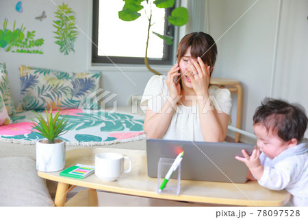 電話で失敗が分かって顔をおおうテレワークの母親と乳児 電話で失敗が分かって顔をおおうテレワークの母親と乳児 78097528