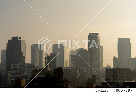 黄砂の日/街並み 78097597