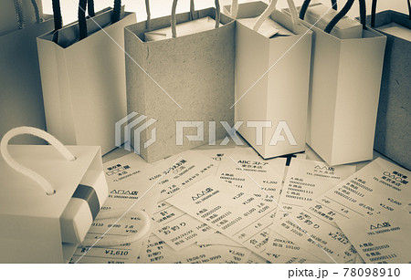 レシートとショッピングバッグ　買い物　爆買い　手提げ袋　買い物依存症　大人買い 78098910