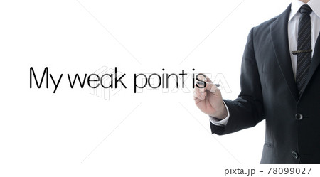 自分の弱みを書き出すビジネスマン 自分の弱みを書き出すビジネスマン 78099027
