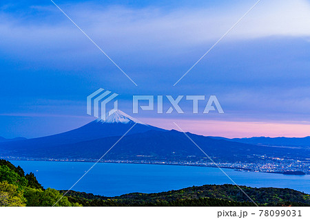 （静岡県）達磨山高原から望む、駿河湾越しの富士山　夜明け 78099031