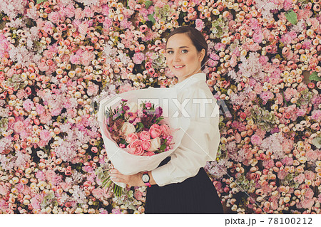Perfect woman holding bouquet of flowers on pink roses floral blossom background 78100212