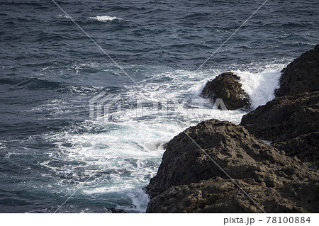 爪木崎の岩場に打ち寄せる波 伊豆 静岡県下田市 の写真素材