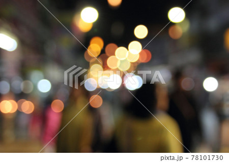Defocused abstract bokeh of night market background. 78101730