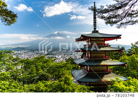 山梨県富士吉田市の富士山絶景スポットの夏の忠霊塔 78103746