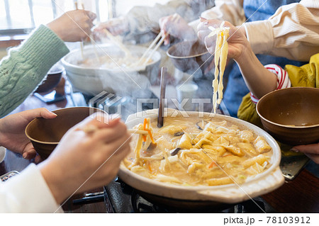 山梨の郷土料理ほうとうを囲む観光客 山梨の郷土料理ほうとうを囲む観光客 78103912
