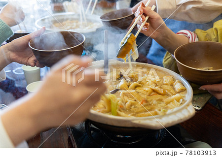 山梨の郷土料理ほうとうを囲む観光客 78103913
