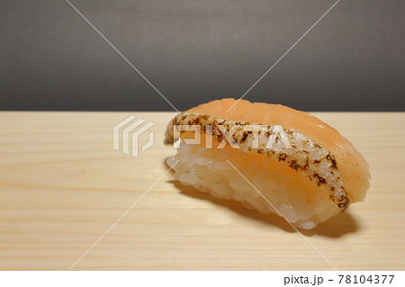 炙りサーモンの握り寿司 78104377