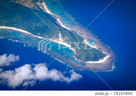沖縄の青い海、伊平屋島の田名岬(伊平屋島灯台) 沖縄の青い海、伊平屋島の田名岬(伊平屋島灯台) 78104990