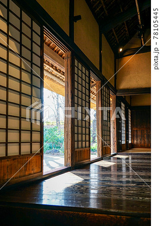 都筑民家園、古民家の窓開け（大塚・歳勝土遺跡公園） 78105445