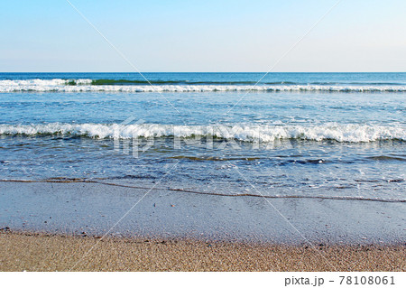 神奈川 初夏の鎌倉 由比ヶ浜の寄せては返す波打ち際の写真素材