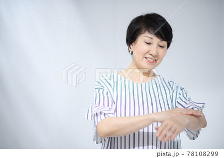 ビューティーイメージ　スキンケア　シニア女性 78108299