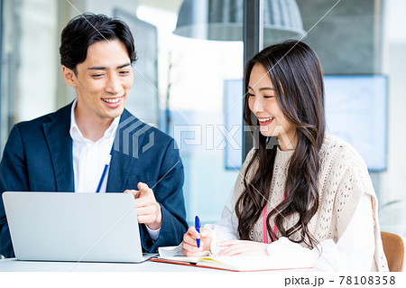 オフィスでミーティングする若いビジネスパーソン 撮影協力「+SHIFT NOGIZAKA」 オフィスでミーティングする若いビジネスパーソン 撮影協力「+SHIFT NOGIZAKA」 78108358