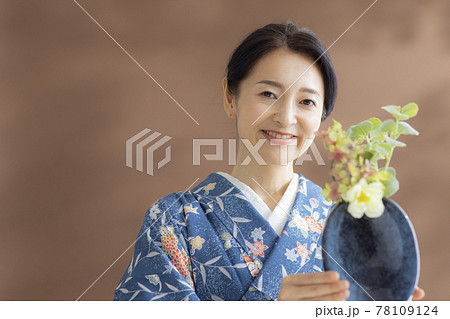 ミドル 着物の女性 花瓶 ミドル 着物の女性 花瓶 78109124