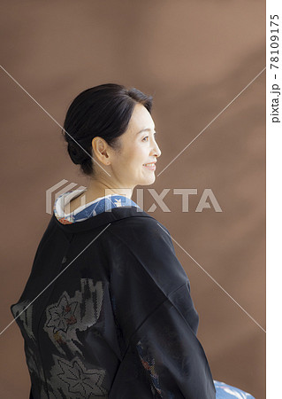 ミドル 着物の女性 薄羽織の写真素材