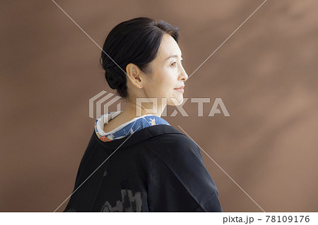 ミドル　着物の女性　薄羽織 78109176