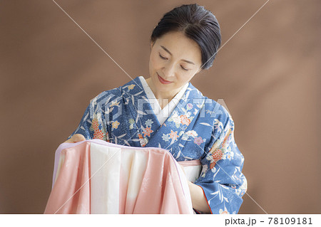 長襦袢に襟芯を入れる着物の女性 78109181