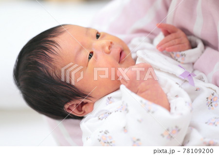 新生児を抱っこするママ 78109200