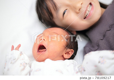 新生児とお姉ちゃんの姉妹 新生児とお姉ちゃんの姉妹 78109217