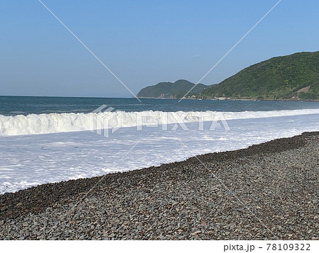 和歌山の砂浜、大波で荒れた海 78109322