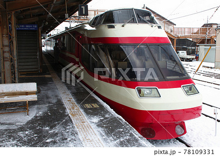 冬の長野電鉄長野線1000系(特急ゆげむり) 冬の長野電鉄長野線1000系(特急ゆげむり) 78109331