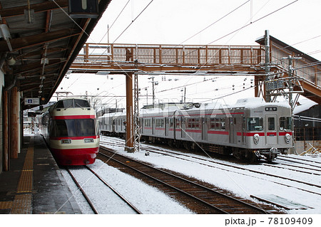 冬の長野電鉄長野線1000系(特急ゆげむり/須坂駅) 冬の長野電鉄長野線1000系(特急ゆげむり/須坂駅) 78109409