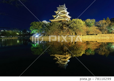 【広島県】ライトアップされた広島城の夜景 【広島県】ライトアップされた広島城の夜景 78110299