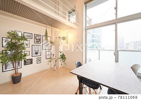 壁に額縁が飾られている部屋 78111069