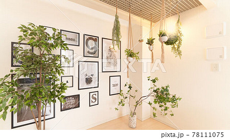 壁に額縁が飾られている部屋の写真素材