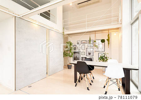 壁に額縁が飾られている部屋 壁に額縁が飾られている部屋 78111079