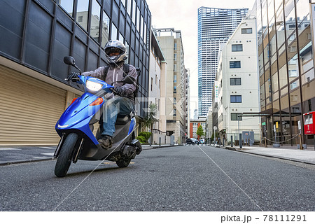 バイク通勤をする男性　横浜 78111291