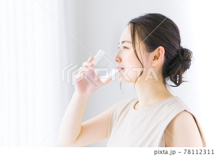 ミネラルウォーターを飲む若い女性 ミネラルウォーターを飲む若い女性 78112311