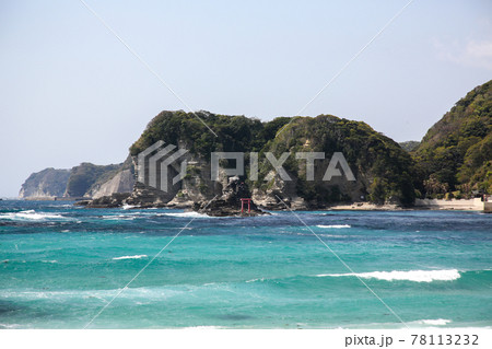 千葉県 勝浦市 4月 守谷海岸の鳥居 渡島(わたしま) 千葉県 勝浦市 4月 守谷海岸の鳥居 渡島(わたしま) 78113232