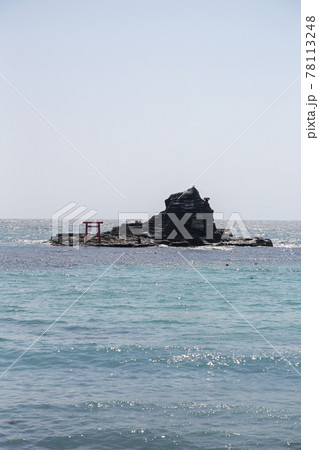 千葉県 勝浦市 4月 守谷海岸の鳥居 渡島(わたしま) 千葉県 勝浦市 4月 守谷海岸の鳥居 渡島(わたしま) 78113248