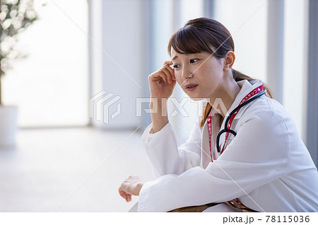 病院内でしゃがみこむ医師の女性 病院内でしゃがみこむ医師の女性 78115036