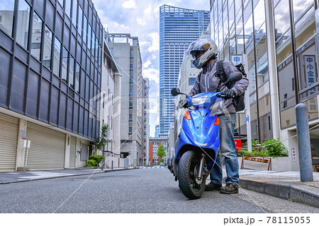 バイク通勤をする男性　横浜 78115055