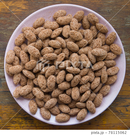 Small oval cookies on a pink plate - view from above 78115062