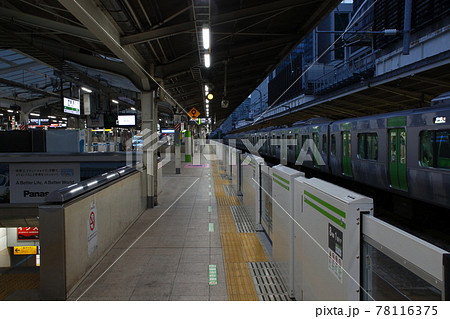 AM06:00/早朝の東京駅にて AM06:00/早朝の東京駅にて 78116375