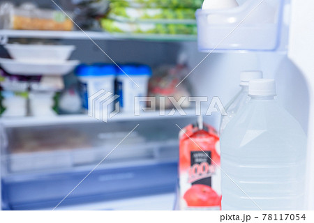 冷蔵庫のドアポケットにある水のペットボトル 扉を開けた冷蔵庫 冷蔵庫のドアポケットにある水のペットボトル 扉を開けた冷蔵庫 78117054