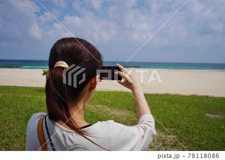美しい浜田の海を撮影する女性 美しい浜田の海を撮影する女性 78118086