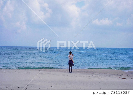 日本海の水平線を撮影する女性 日本海の水平線を撮影する女性 78118087