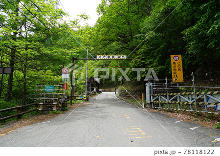 山梨県南アルプス市の夜叉神峠・鳳凰三山登山口周辺の風景 78118122