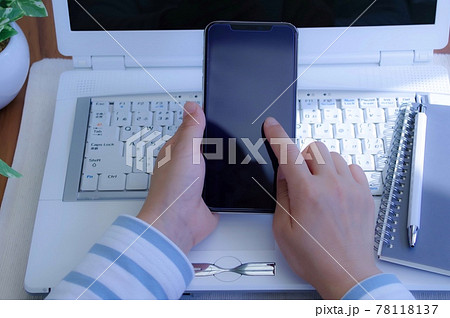 スマホを操作する女性 スマホを操作する女性 78118137