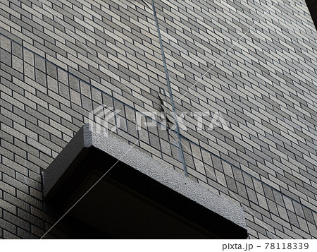 街中にある建物劣化箇所 78118339